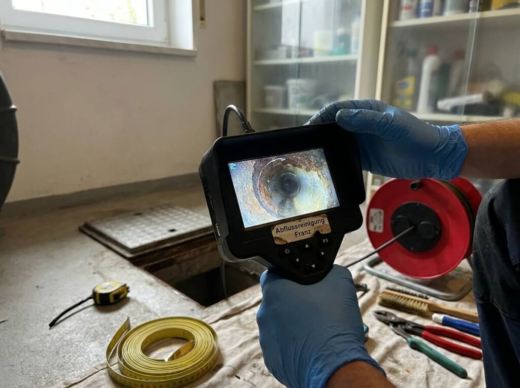 Kanalinspektion mit Kamera und Messgeraet von Abflussreinigung Franz
